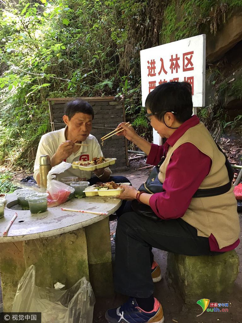 重庆：残疾夫妻共用双眼和双耳 亲手修出两条路