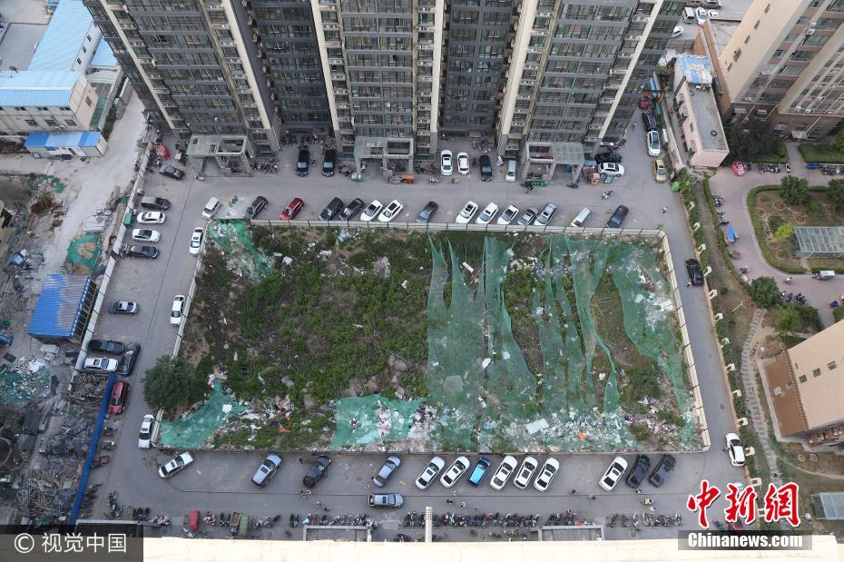 郑州一小区交房七年 中心仍是“垃圾坑”