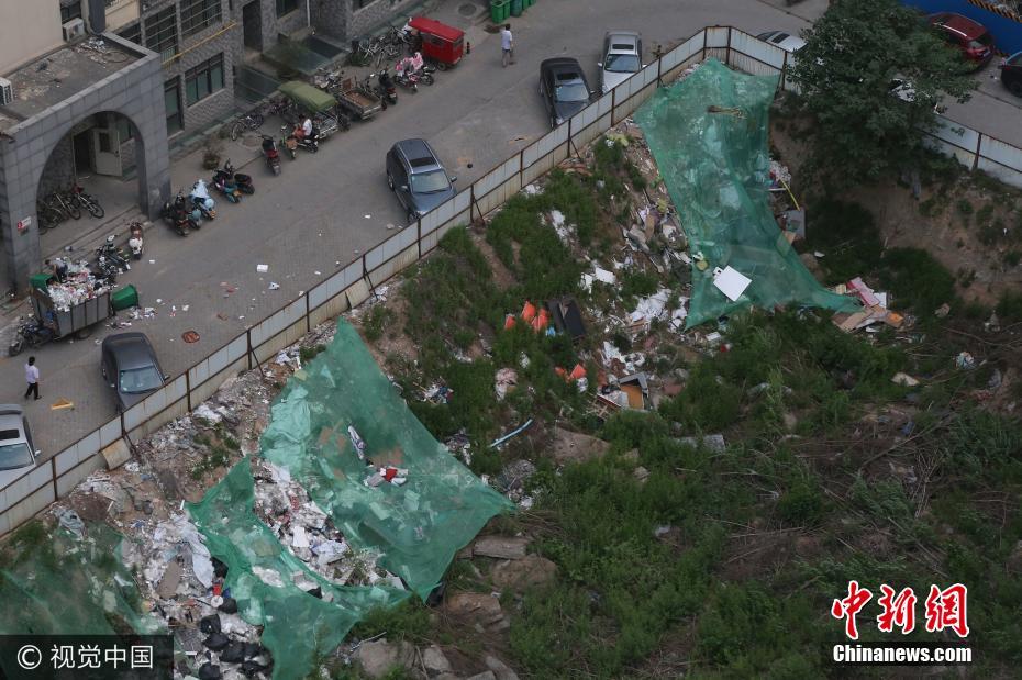 郑州一小区交房七年 中心仍是“垃圾坑”
