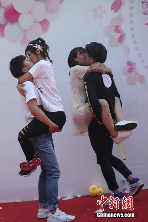 南京情侣“KISS”大赛上演对对碰