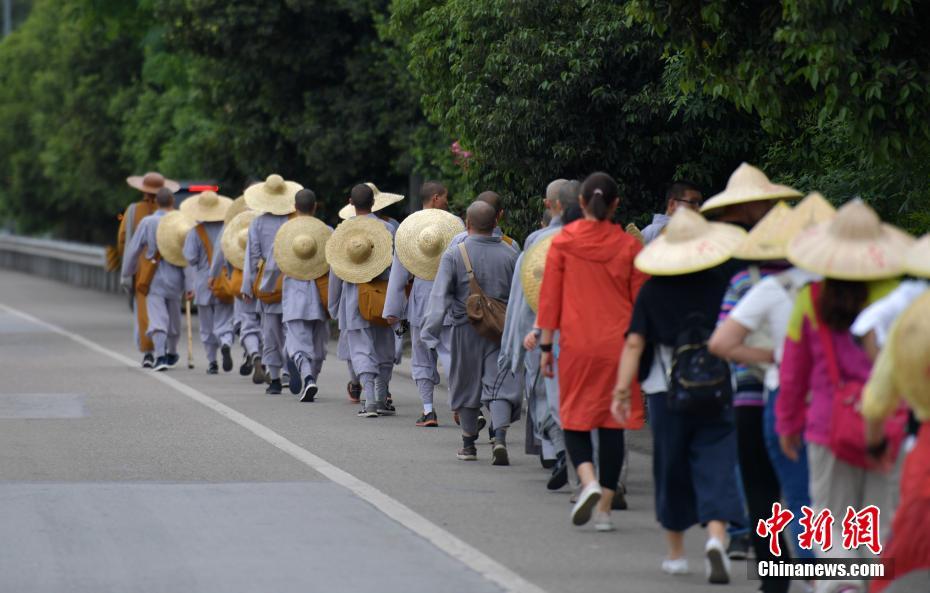 13名僧人从上海行至峨眉山 全程2600公里走86天