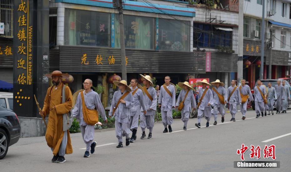 13名僧人从上海行至峨眉山 全程2600公里走86天