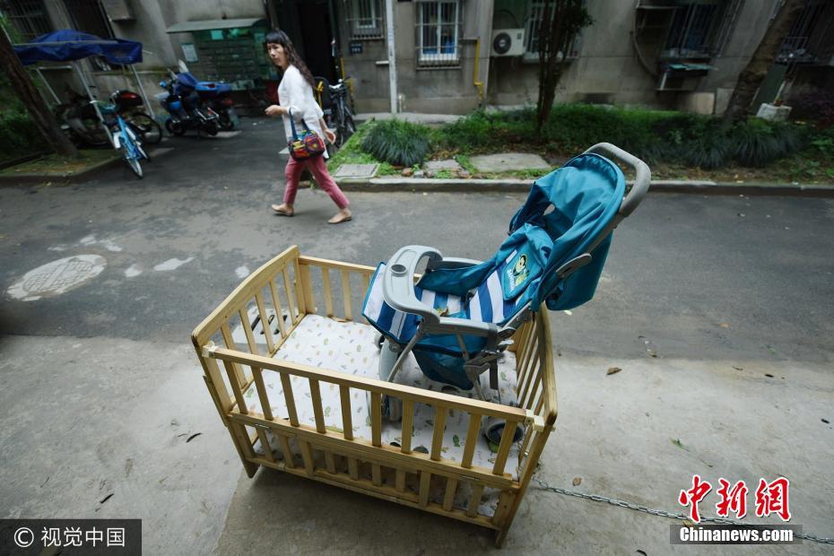 杭州小区居民为抢车位放大招 婴儿车铁架床齐上阵