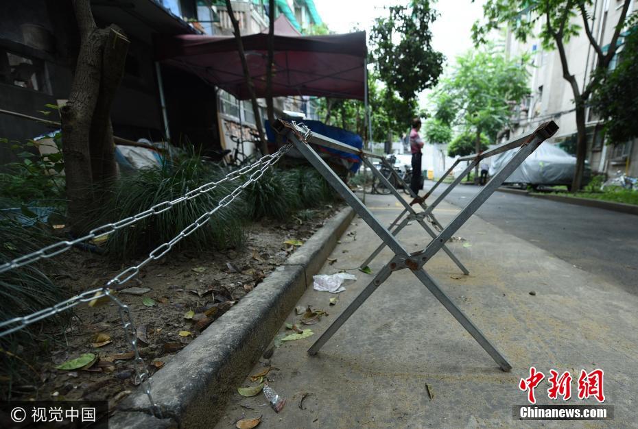 杭州小区居民为抢车位放大招 婴儿车铁架床齐上阵