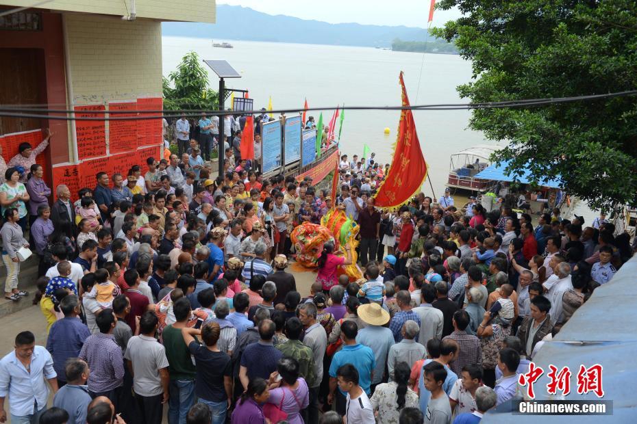 广西梧州农民龙舟队成功挑战吉尼斯世界纪录