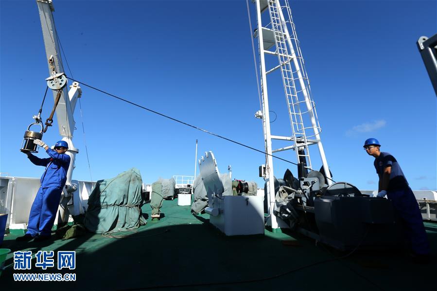 “蛟龙”号马里亚纳海沟5天3潜 获得大量一手资料和深渊样品