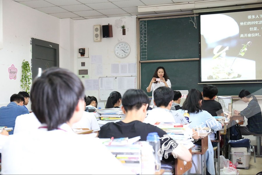 最后一次模拟考 老师送他们“车票”准考证