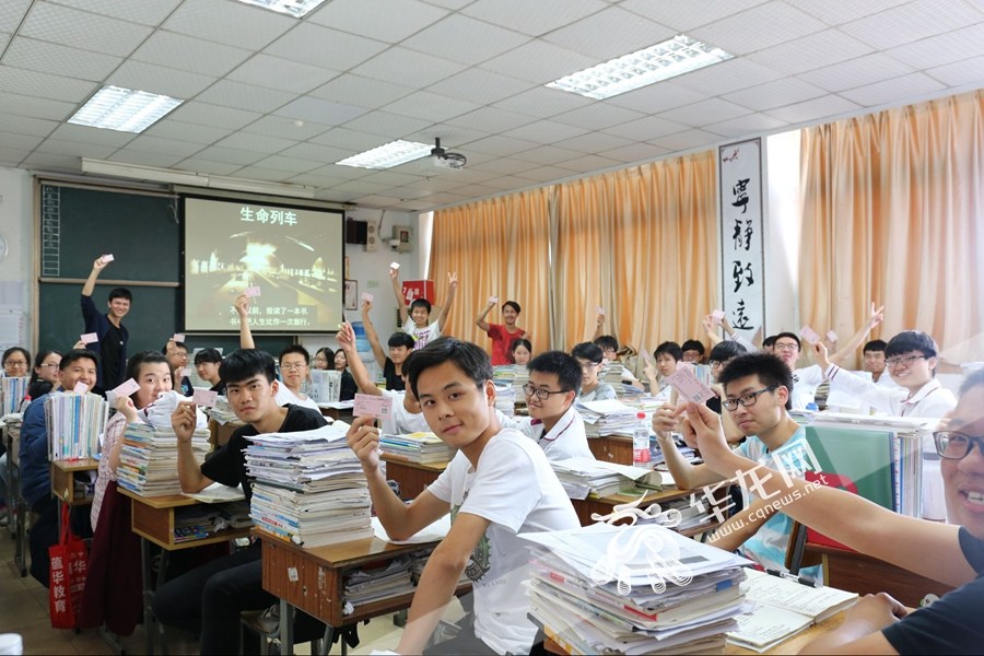 最后一次模拟考 老师送他们“车票”准考证