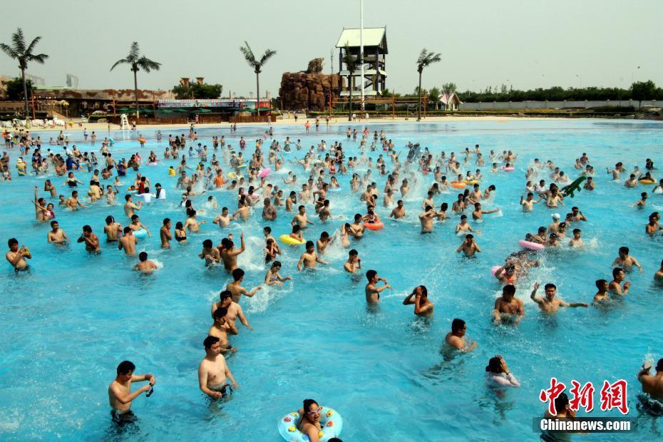 华北高温持续 大批民众水中避暑