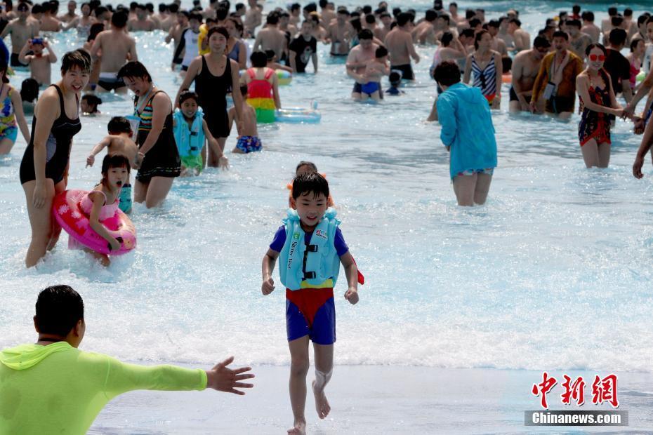 华北高温持续 大批民众水中避暑