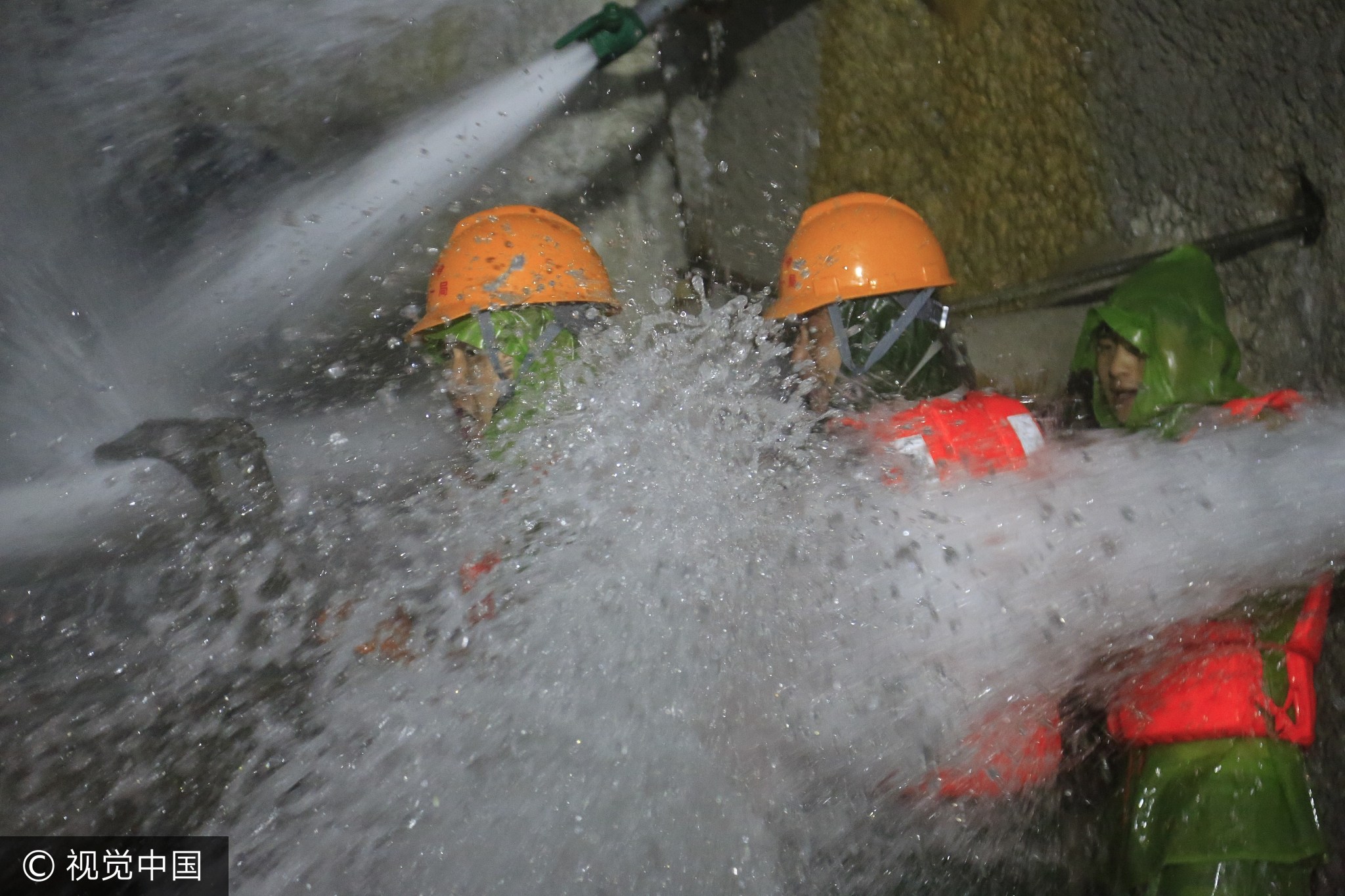 云南工人掘隧道9年 涌水量相当于10座西湖