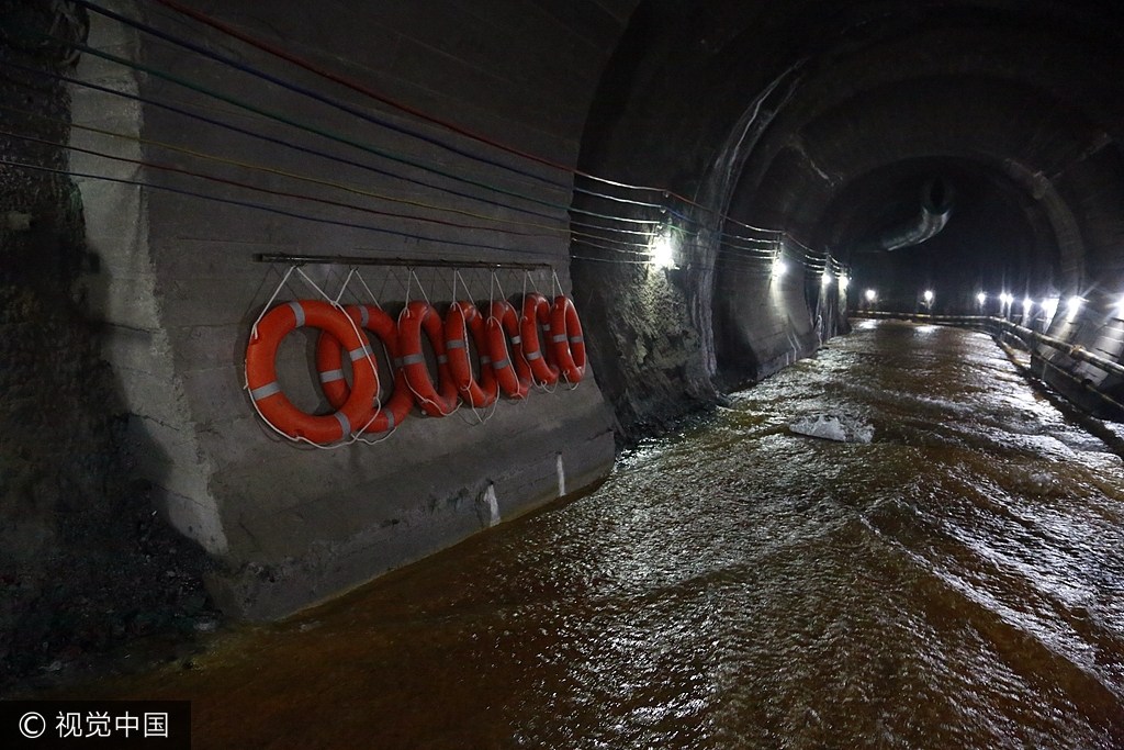 云南工人掘隧道9年 涌水量相当于10座西湖