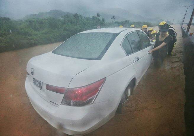 台湾暴雨成灾 降水破17年纪录