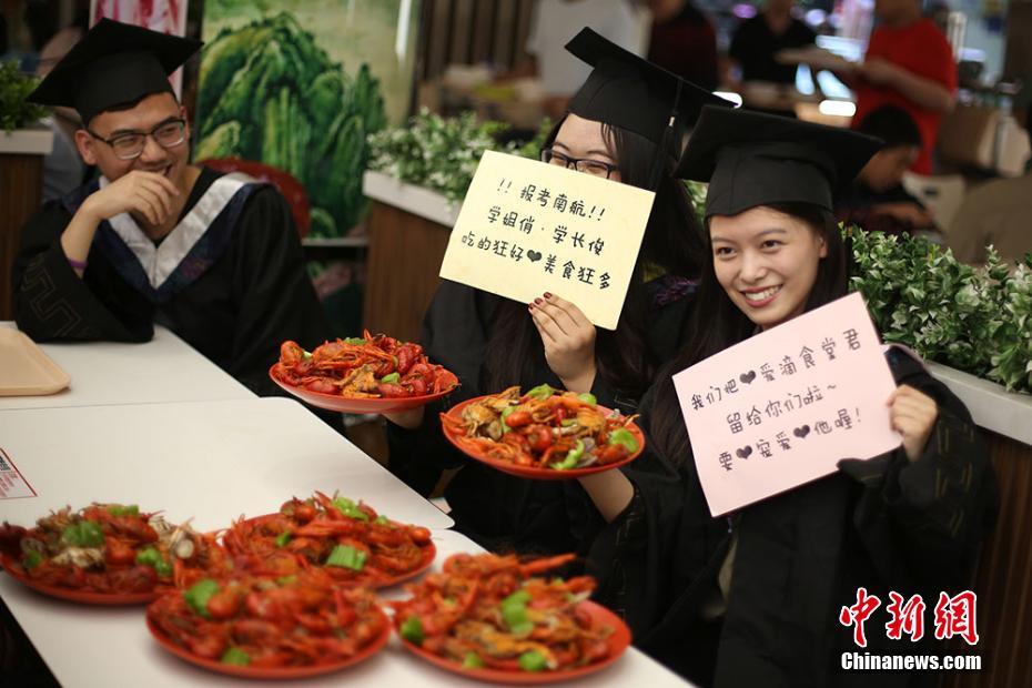 南京高校特色龙虾“留住毕业生的胃”