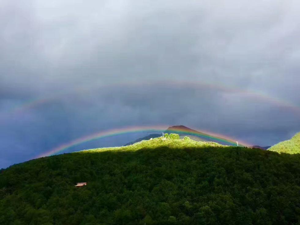 “情歌城”现双彩虹 太阳拨开云雾雪山水汽缭绕