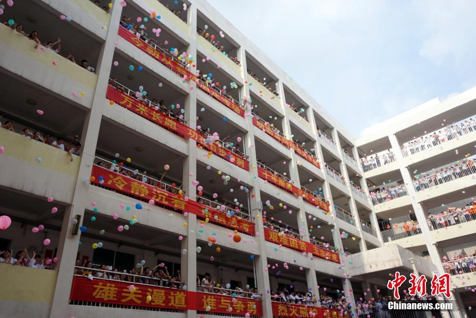 广西中学生“喊楼”为高三学子助威
