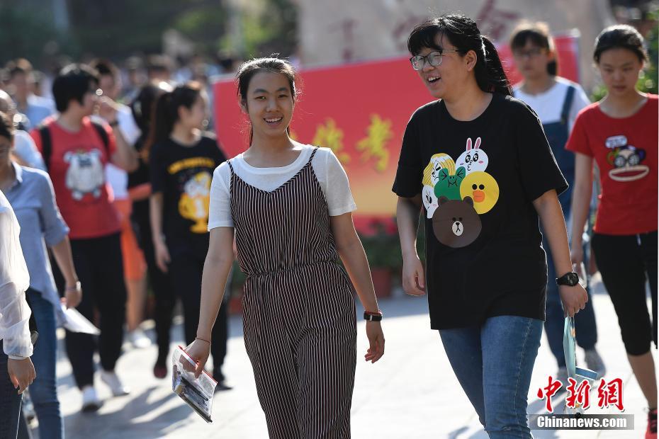 中国大部分地区高考落幕 大批考生走出考场