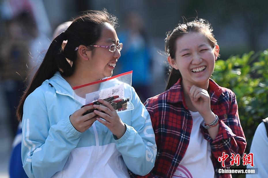 中国大部分地区高考落幕 大批考生走出考场