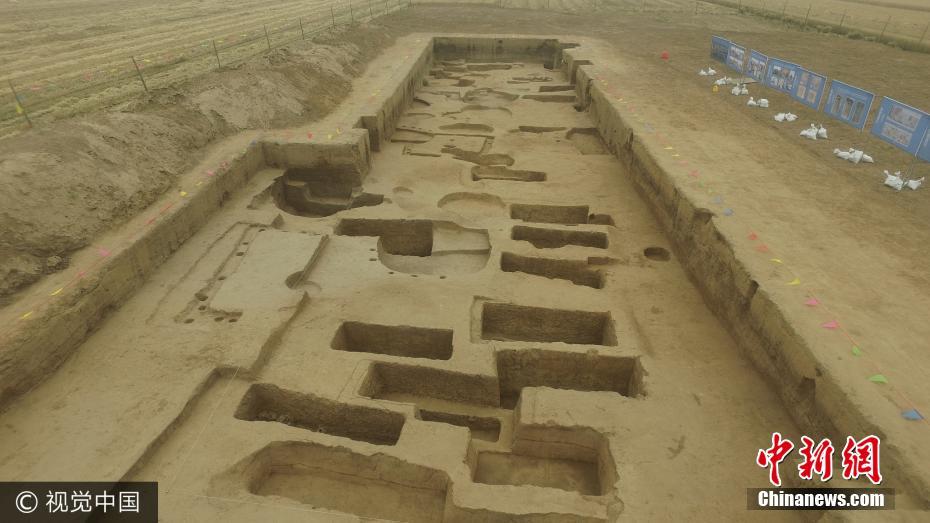 济南发现大汶口时代重椁一棺墓 航拍墓室全貌