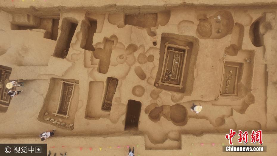 济南发现大汶口时代重椁一棺墓 航拍墓室全貌