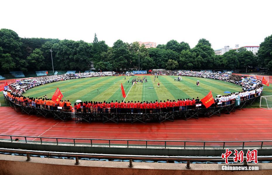 武汉一大学4千多人拍“最牛毕业照”场面壮观