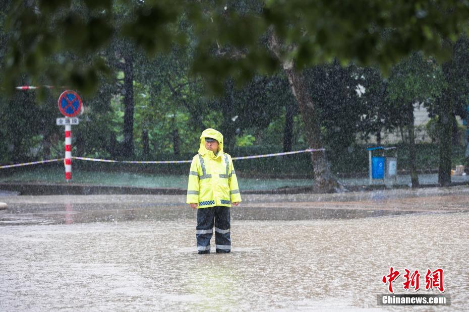 南方暴雨下“众生相”