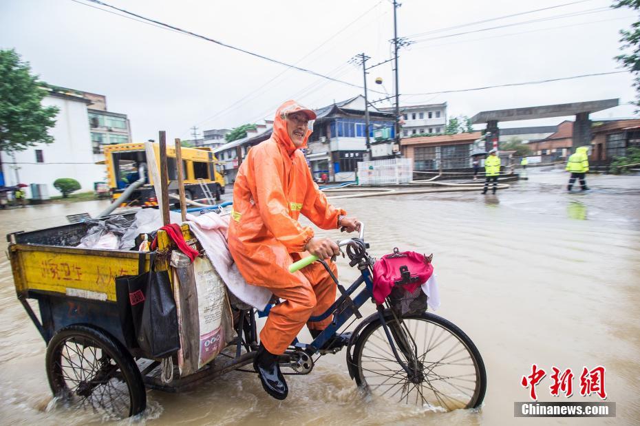 南方暴雨下“众生相”