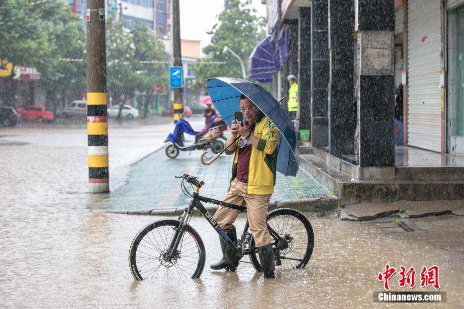 南方暴雨下“众生相”