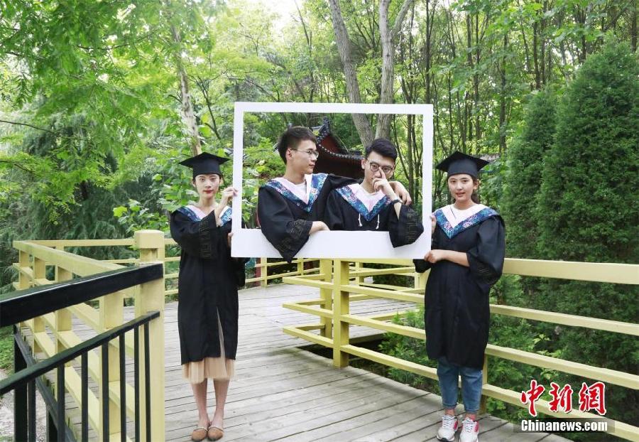 武汉一高校女生为学长学姐拍摄3D创意毕业照