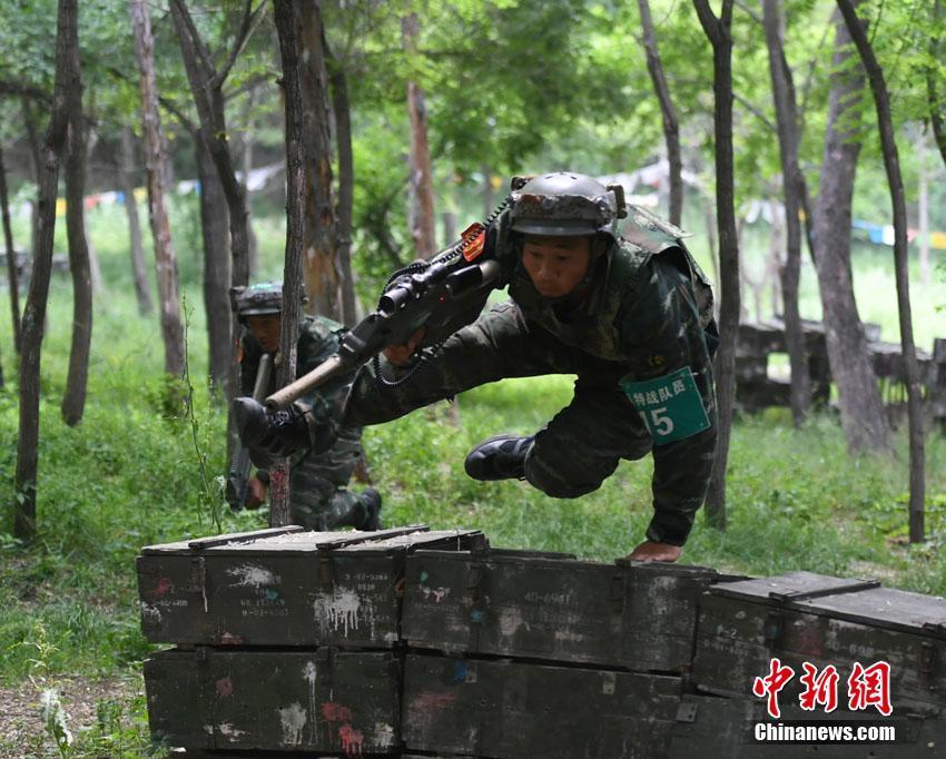 吉林武警特战队员野外拓展训练