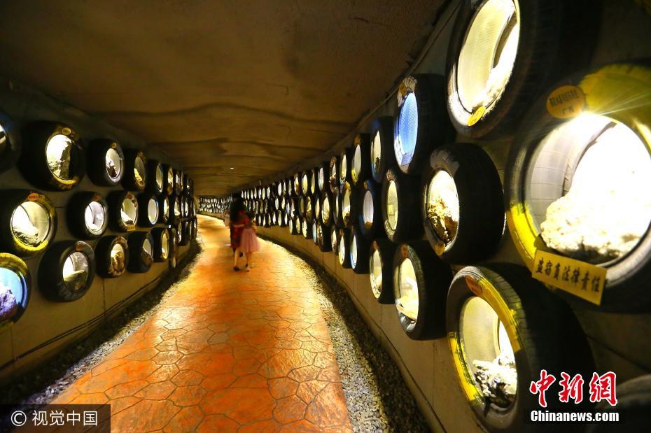 青岛999米地下长廊引游客享清凉 景观醉人