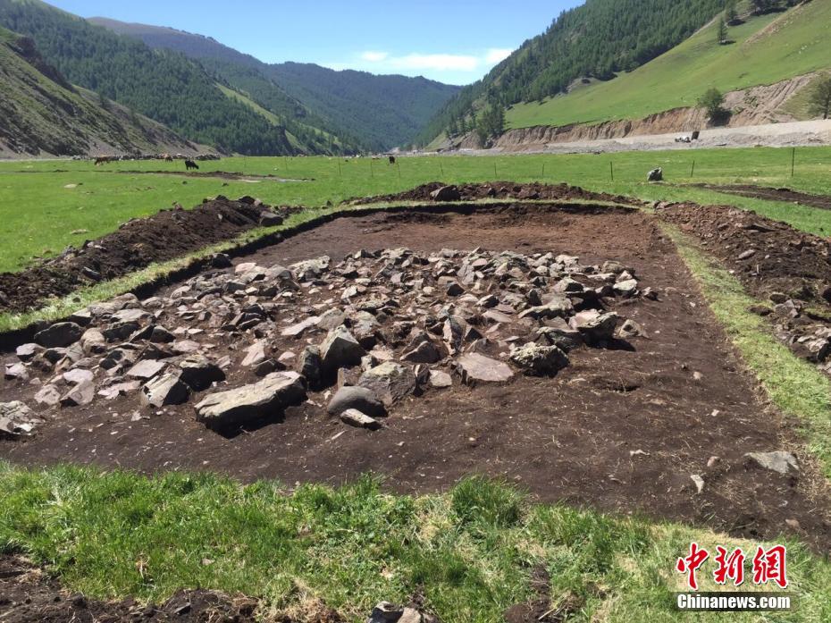 考古队考古发掘新疆和布克赛尔县铁器时代遗址