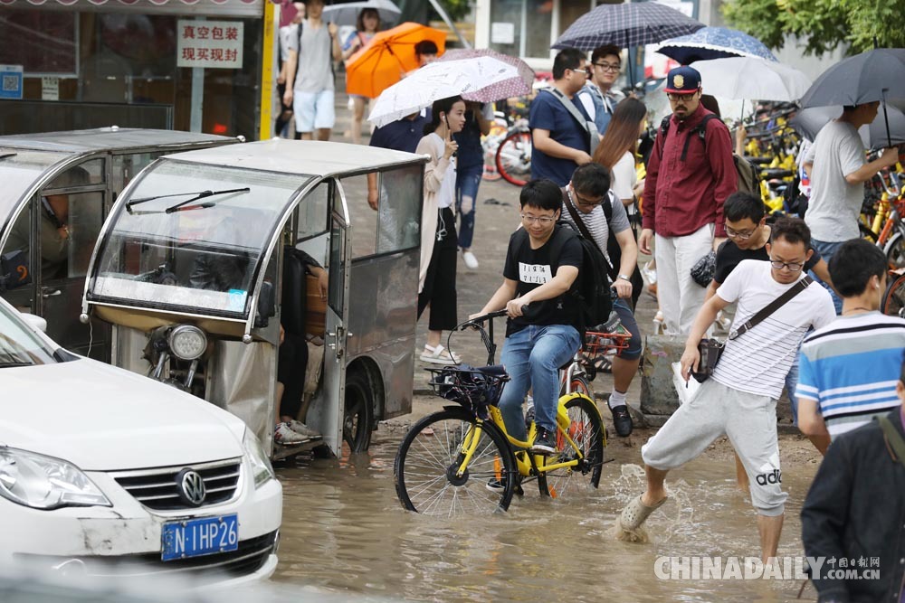 北京持续降雨引发道路积水