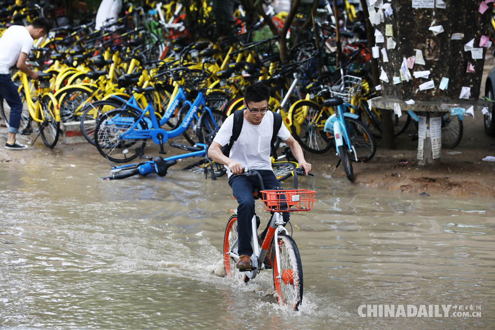 北京持续降雨引发道路积水