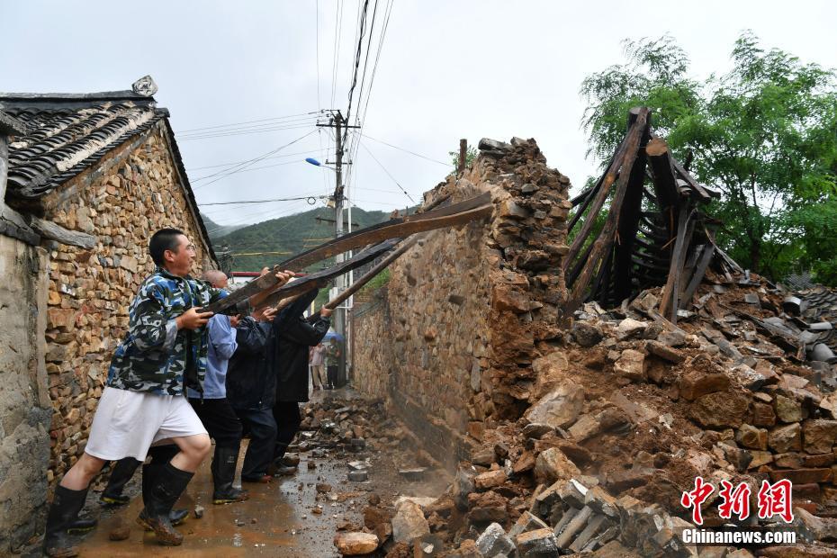 北京大雨老旧房屋倒塌 村民雨中协力消除隐患