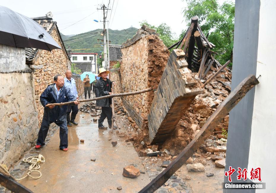 北京大雨老旧房屋倒塌 村民雨中协力消除隐患