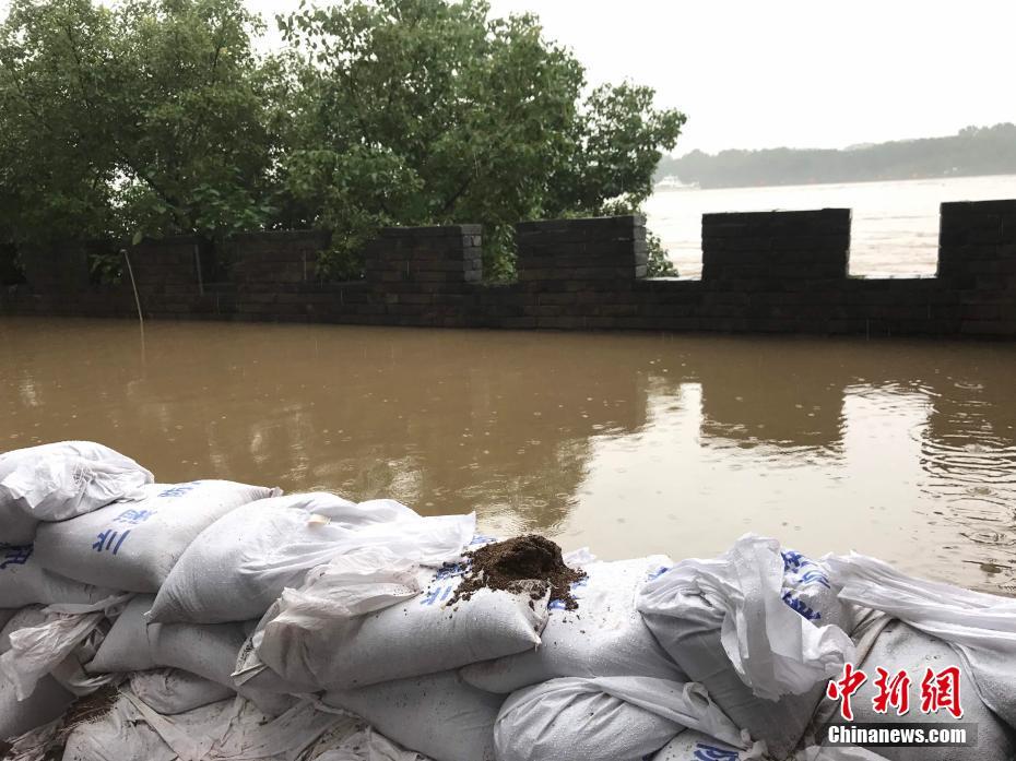 直击暴雨侵袭下的浙江兰溪 水位猛涨汛情告急