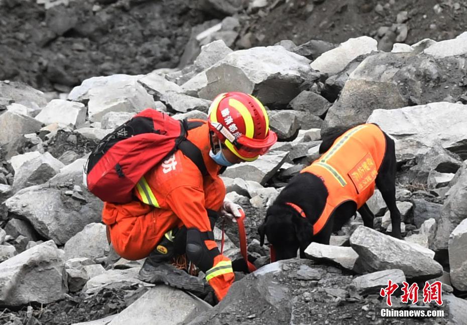 四川茂县山体垮塌 救援人员为遇难者默哀