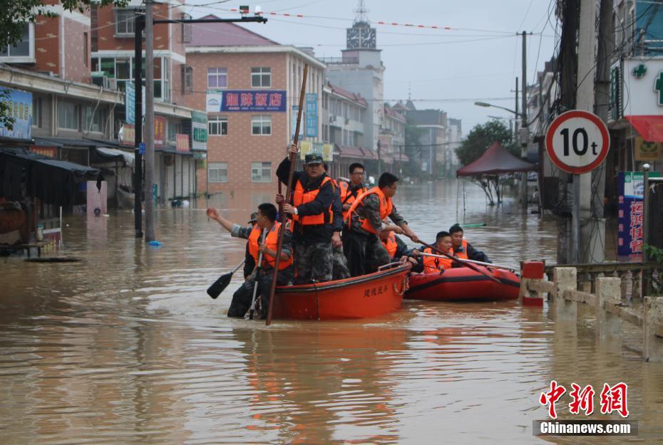 杭州部分区域遭洪水袭击 救援人员昼夜奋战