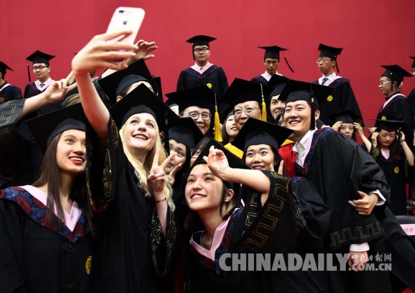 北京大学举行2017年本科生毕业典礼