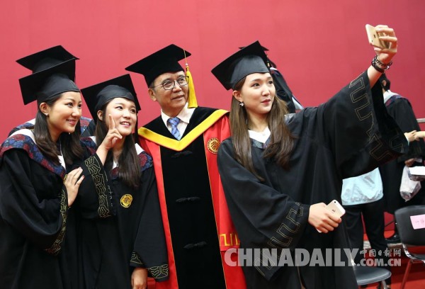 北京大学举行2017年本科生毕业典礼