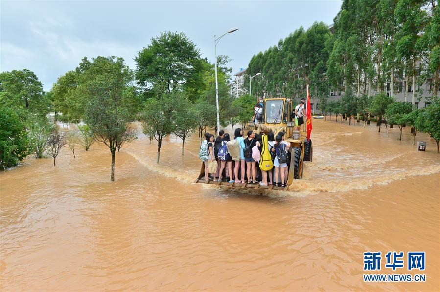 广西一高校学生被洪水围困 多部门救援