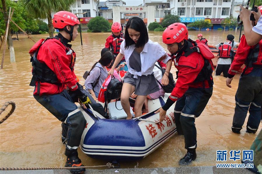广西一高校学生被洪水围困 多部门救援