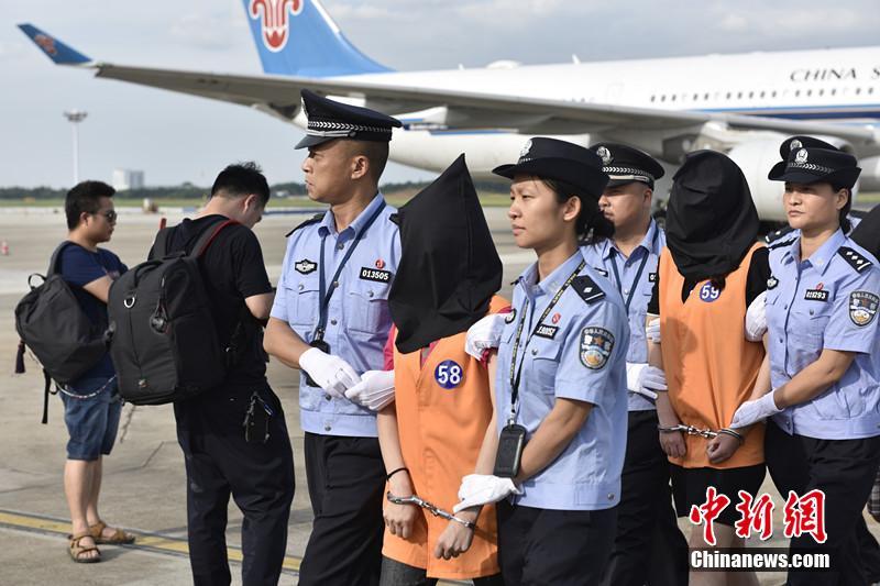 74名跨国网络犯罪案疑犯从柬埔寨押解回国