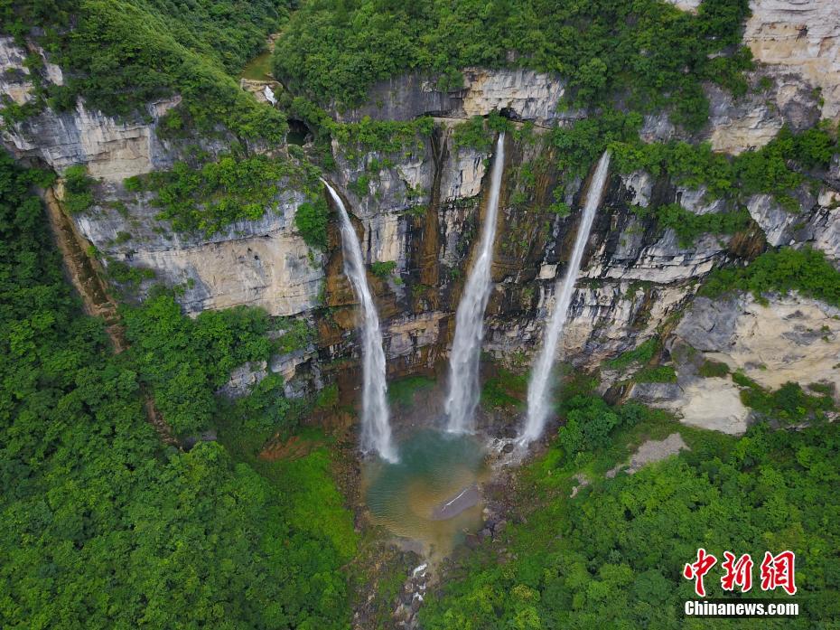 航拍贵州施秉落差148米瀑布 “三瀑共挂”景观壮美
