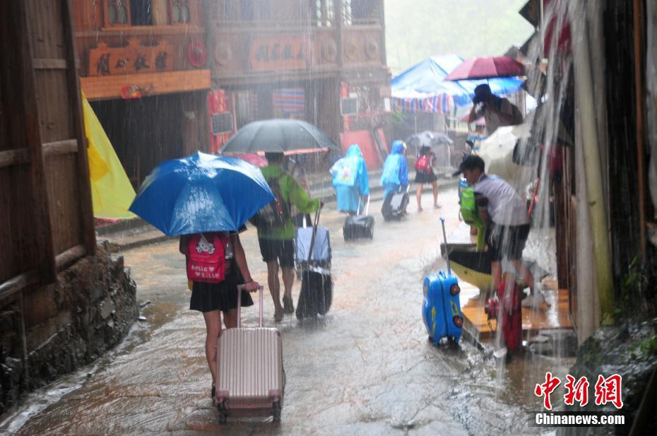 广西程阳风雨桥被洪水围困 紧急疏散游客