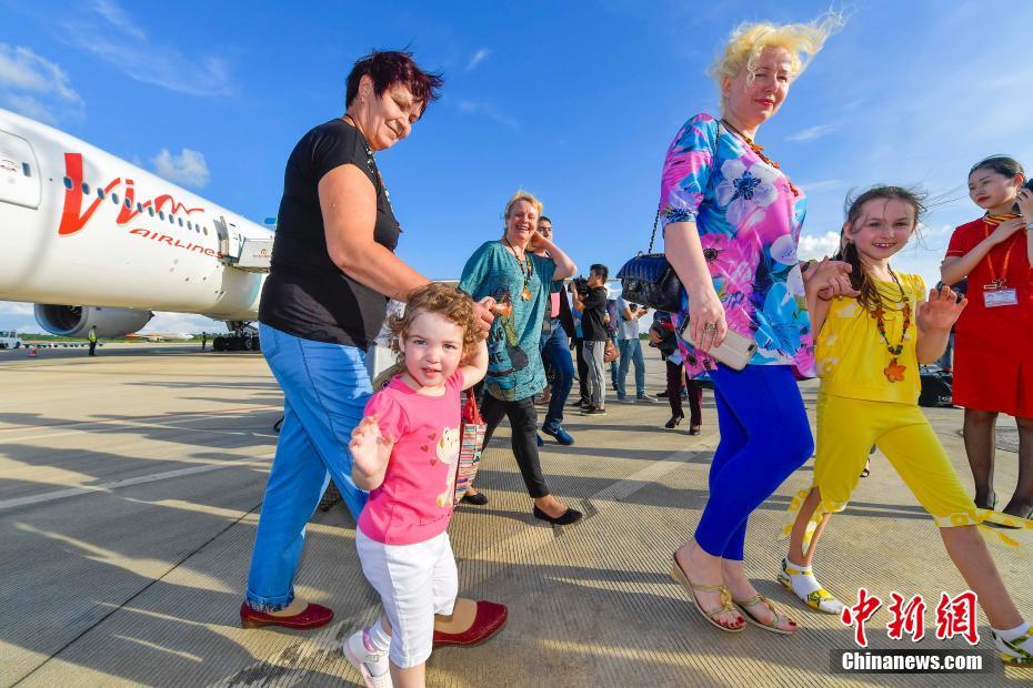 莫斯科-海口航线开通 首批俄罗斯游客抵达