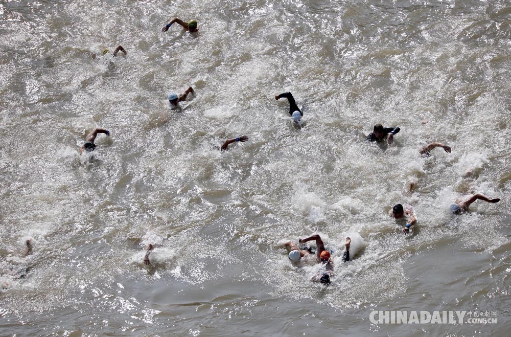 湖北武汉：游泳爱好者横渡长江