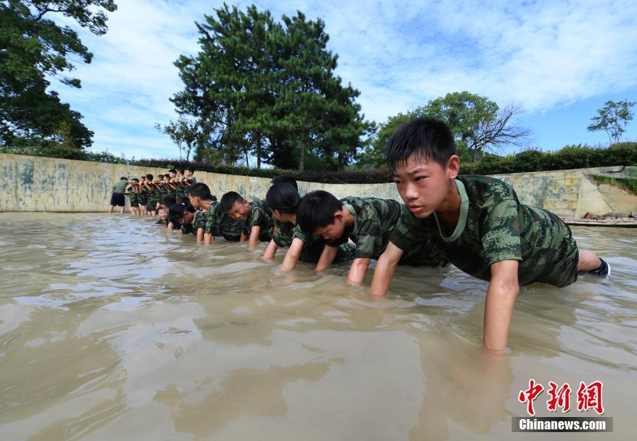 中小学生体验“特种兵”生活 骄阳下浑水中训练