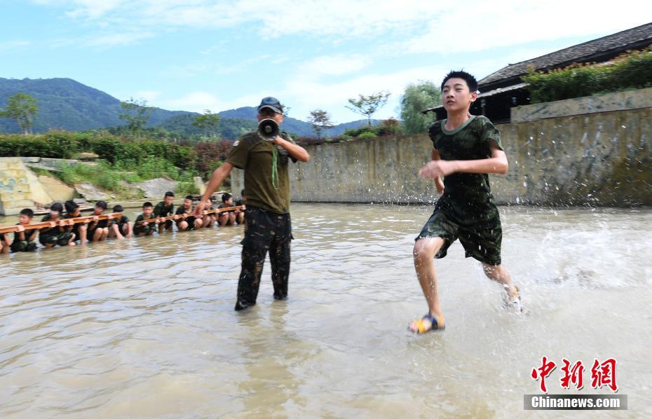 中小学生体验“特种兵”生活 骄阳下浑水中训练